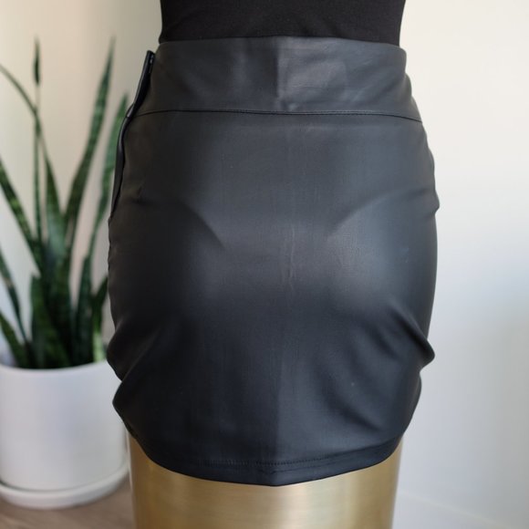 Faux Leather mini skirt - Picture 3 of 9